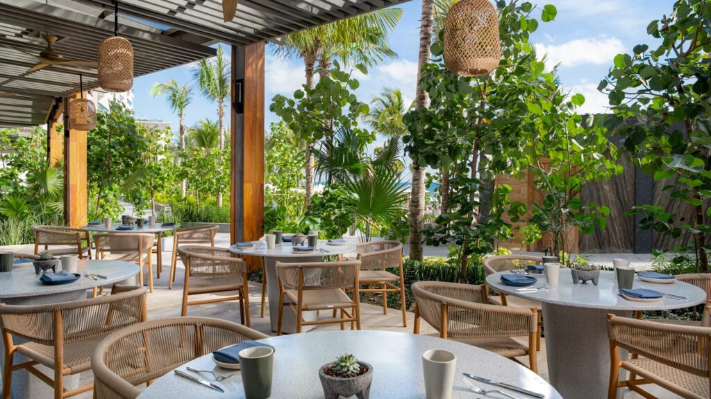 Hongye Furniture Group Co., Ltd | Melamine vs HPL vs Compact Laminate Table Tops: Which Survives Hotel Breakfast Rooms?outdoor hotel frestaurant