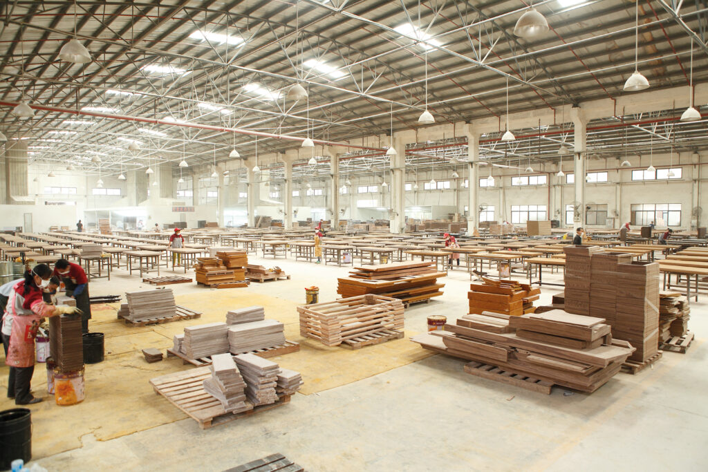 Hongye Furniture Group Co., Ltd | Hotel Furniture Materials and Finishes: Compare Veneer, TFL, HPL and Solid Wood18擦色车间